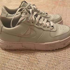 ⭐️ GENTLY WORN, LIKE NEW ⭐️ Mint Green Nike Air Force, women’s 7.5